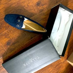 never worn, darling denim flats.